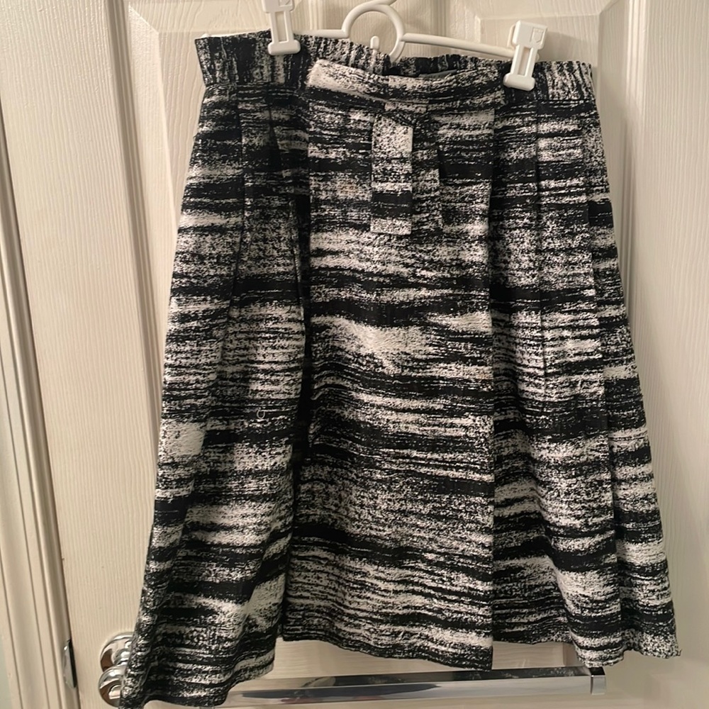 Black and white Kate Spade skirt with bow in front — ***Please Read